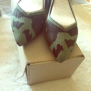 EUC Olive Camo Points, size 10